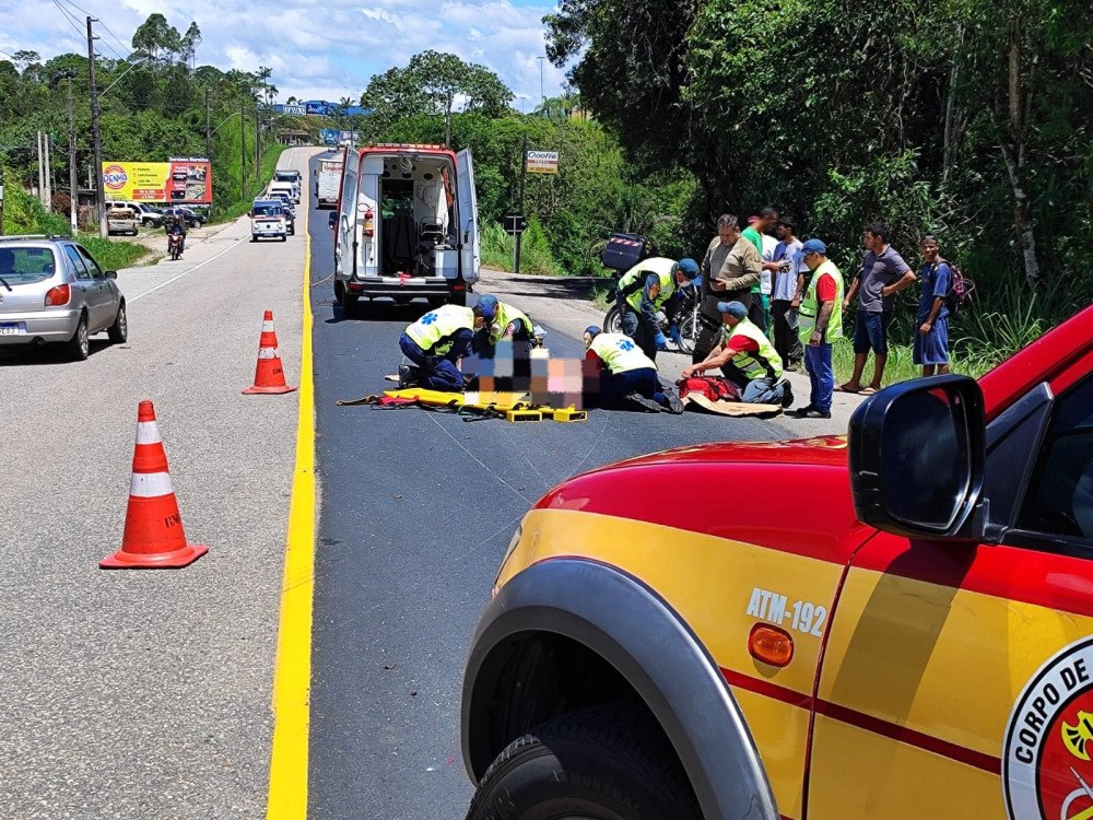 Batida entre duas motos deixa ao menos uma pessoa ferida em Gaspar nesta quarta-feira