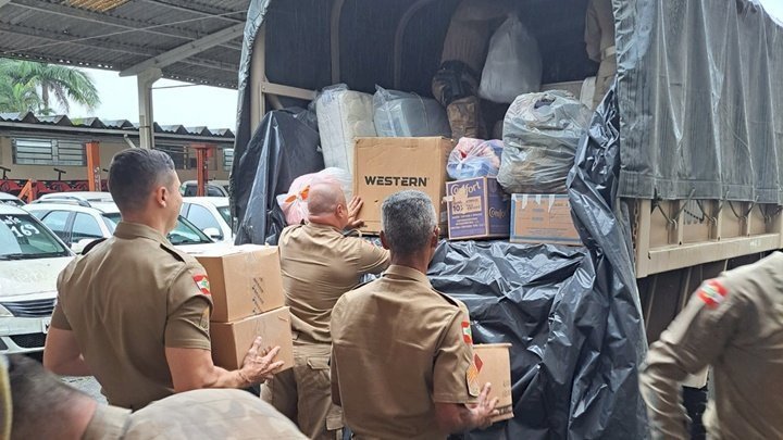 PMSC inicia entrega de doações aos atingidos pelas chuvas de novembro