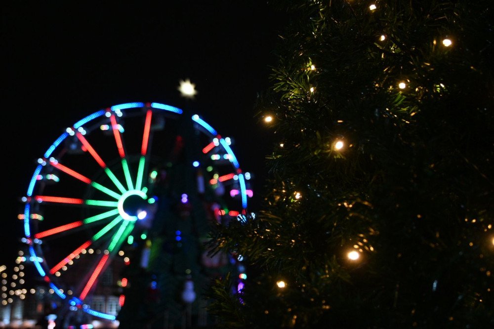 Vídeo: Natal em Blumenau começa com acendimento de luzes e desfile