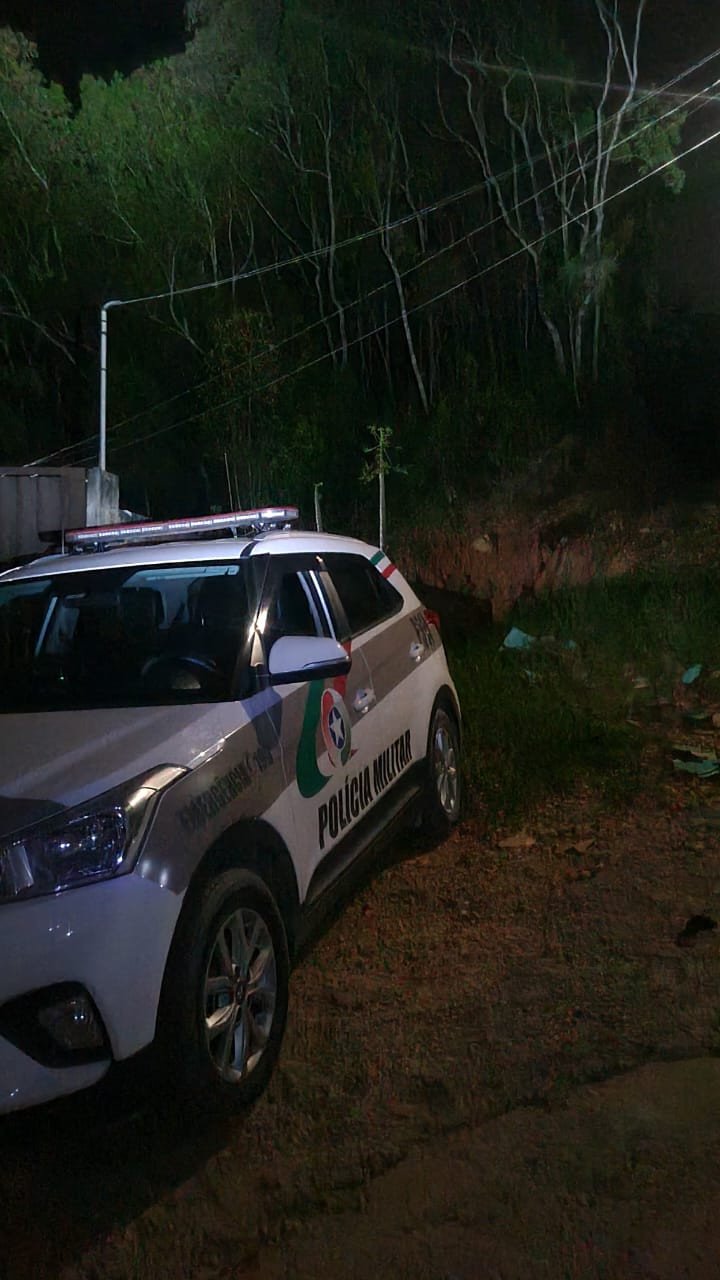 Criança é encontrada pela PM após se perder em região de mata em Itajaí