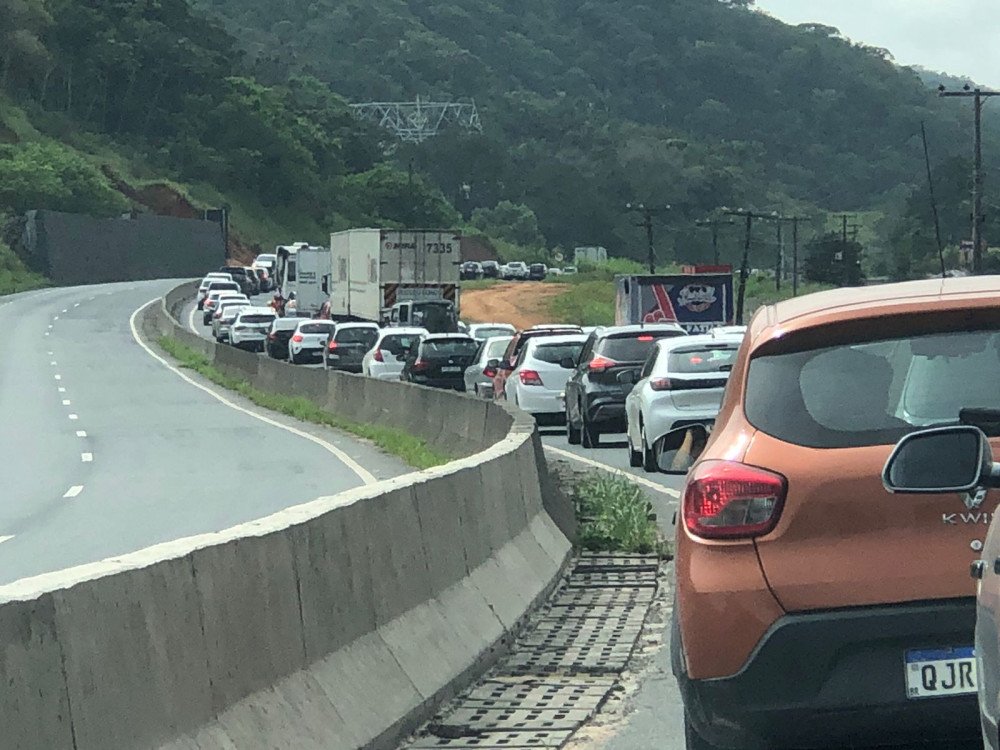 Lançamento de vigas na BR-470 em Gaspar deixa trânsito parado no km 39 neste sábado