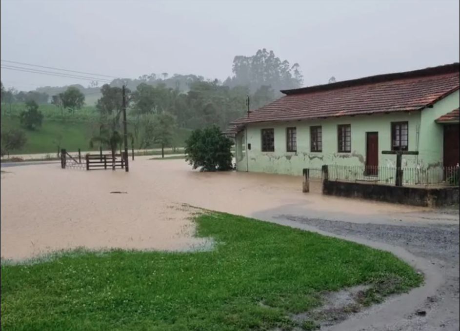 Vídeo: Enxurrada atinge cidade do Alto Vale e causa diversos estragos