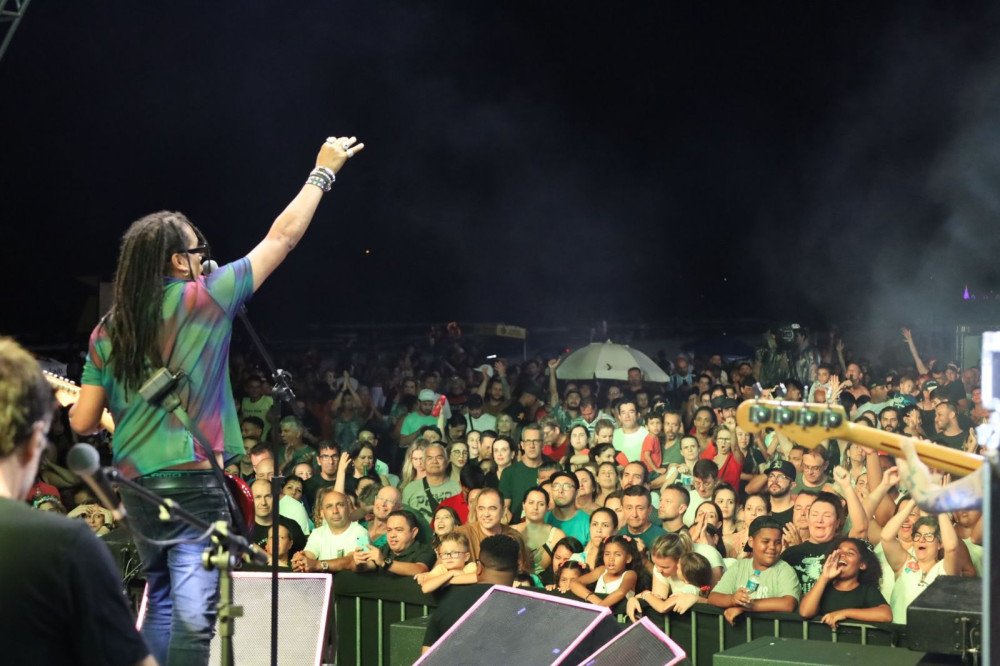 Balneário Camboriú abre temporada de verão e Natal com show, fogos e Papai Noel