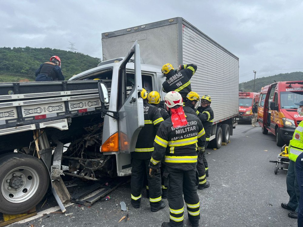 Acidente entre três caminhões e um carro deixa uma pessoa presa às ferragens na BR-470 em Blumenau