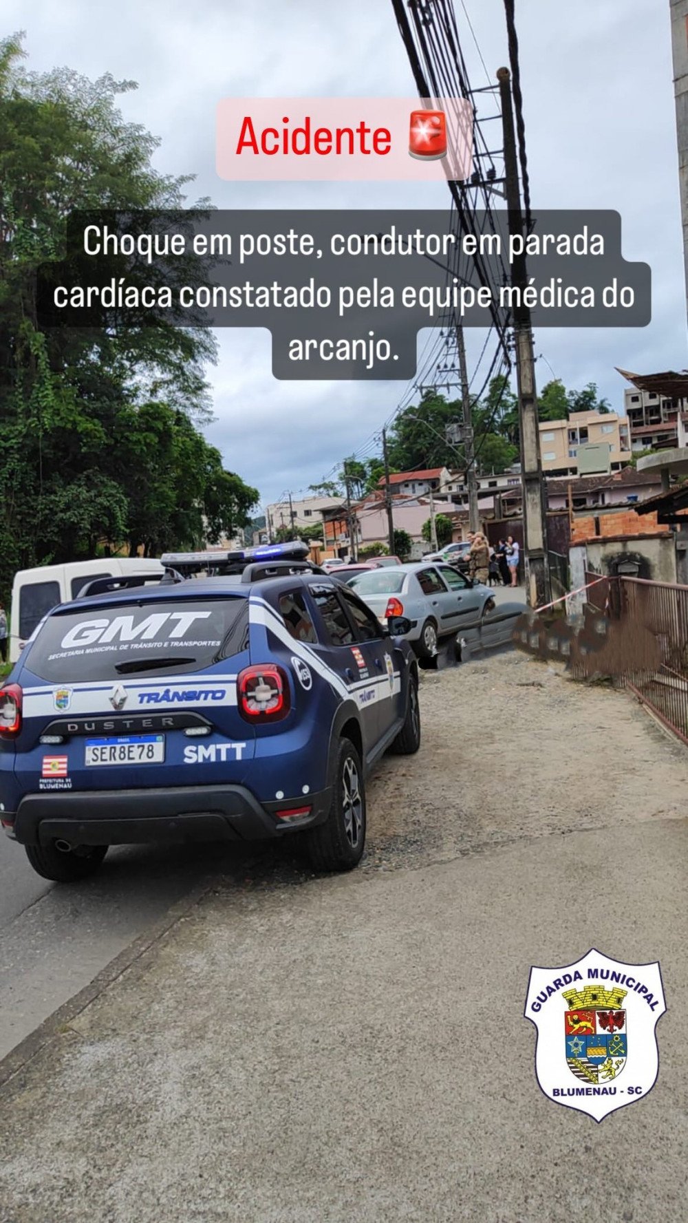 Idoso tem mal súbito enquanto dirige, bate carro e morre em Blumenau