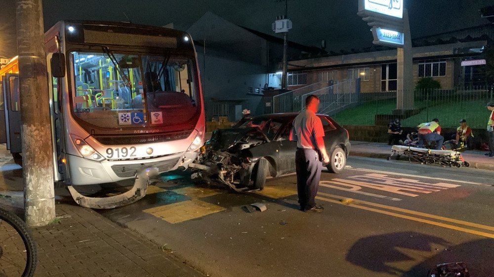 Vídeo: Três pessoas ficam feridas em batida entre carro e ônibus do transporte coletivo de Blumenau