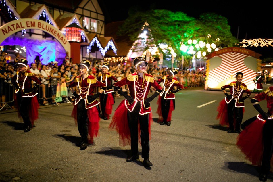 Rua Curt Hering recebe desfile de Natal nesta quarta-feira; veja como fica o trânsito