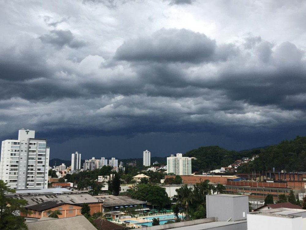 Região do Médio Vale do Itajaí tem risco de pancadas de chuva com trovoadas nesta quarta-feira