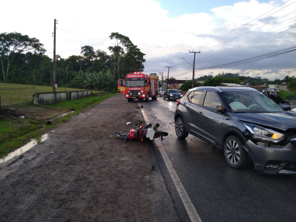 Motociclista fica ferido em acidente entre moto e dois carros em Timbó