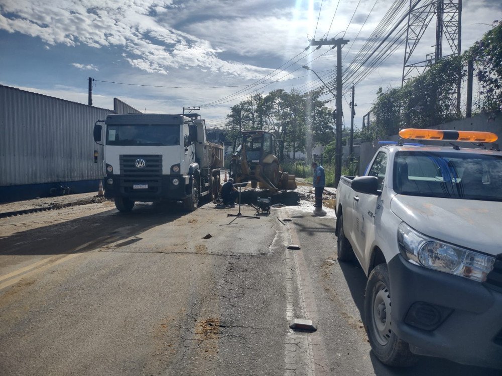 Rompimento de adutora interdita o trânsito na rua Pomerode em Blumenau