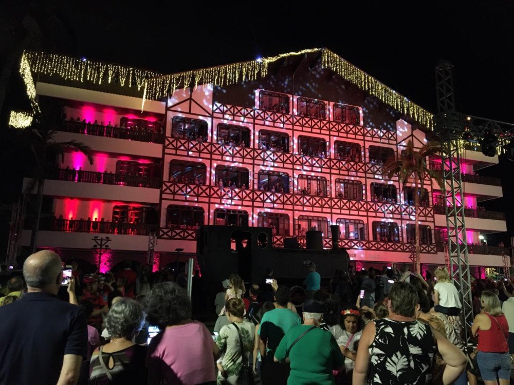 Cantata nas janelas da Prefeitura de Blumenau terá cerca de mil e duzentos participantes nesta quinta
