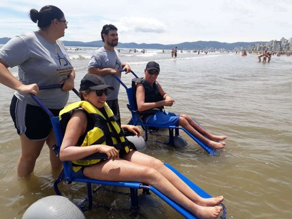 Verão com inclusão: Itapema volta a ter projeto com cadeiras anfíbias para pessoas com deficiência