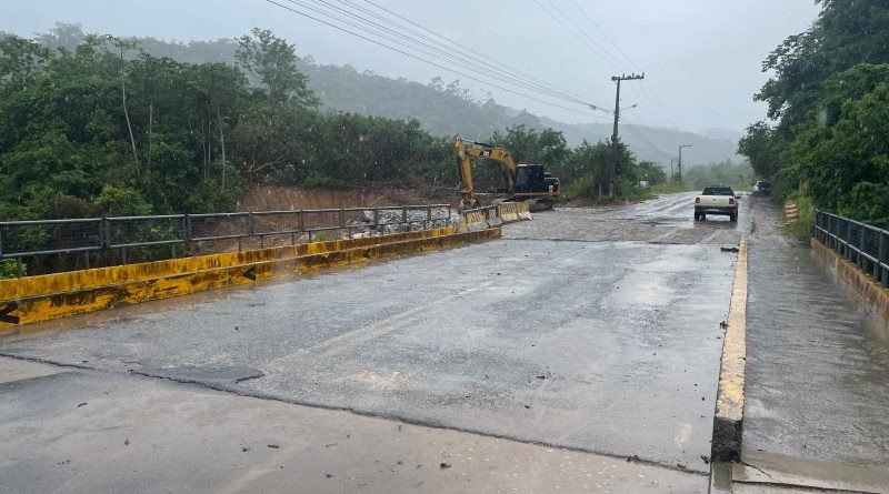 Trânsito é liberado na rua Vidal Flávio Dias após obra de recuperação de ponte