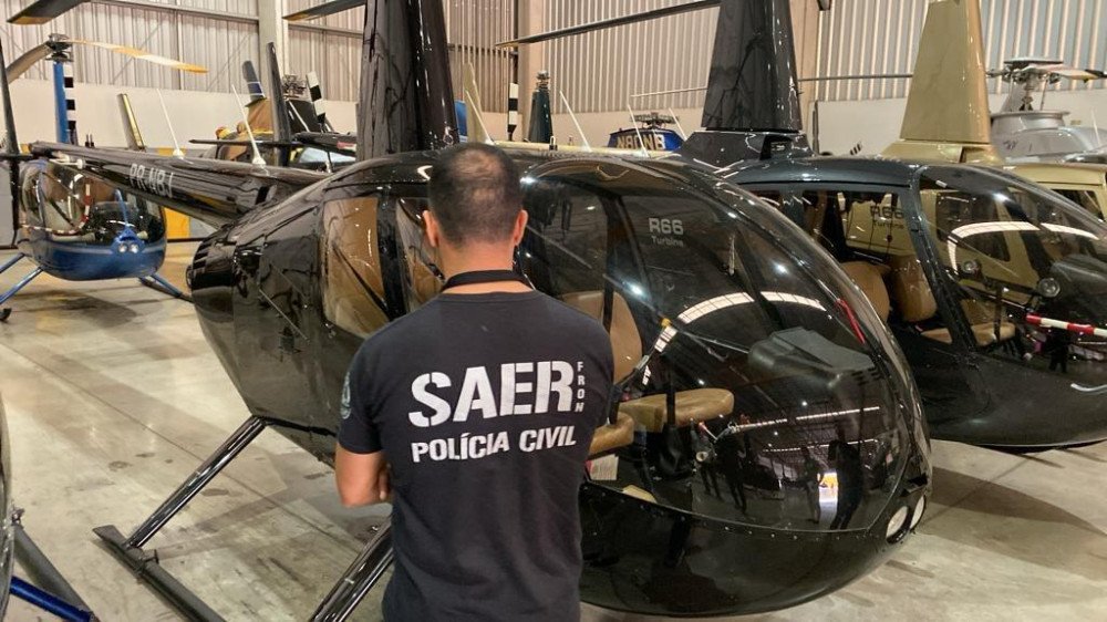 Polícia Civil de SC apreende helicóptero em operação contra lavagem de dinheiro