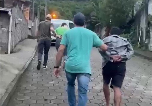 Vídeo: Polícia Civil prende foragidos de facção criminosa do Pará em bairro de Blumenau