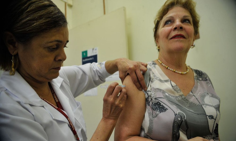 Covid-19: Pessoas de 60 anos ou mais e imunocomprometidos acima de 12 anos podem tomar dose de reforço