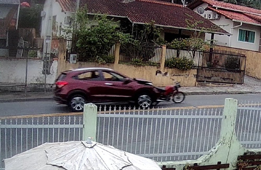 Vídeo: Motorista foge sem prestar socorro após carro arrastar moto com duas pessoas na Itoupavazinha