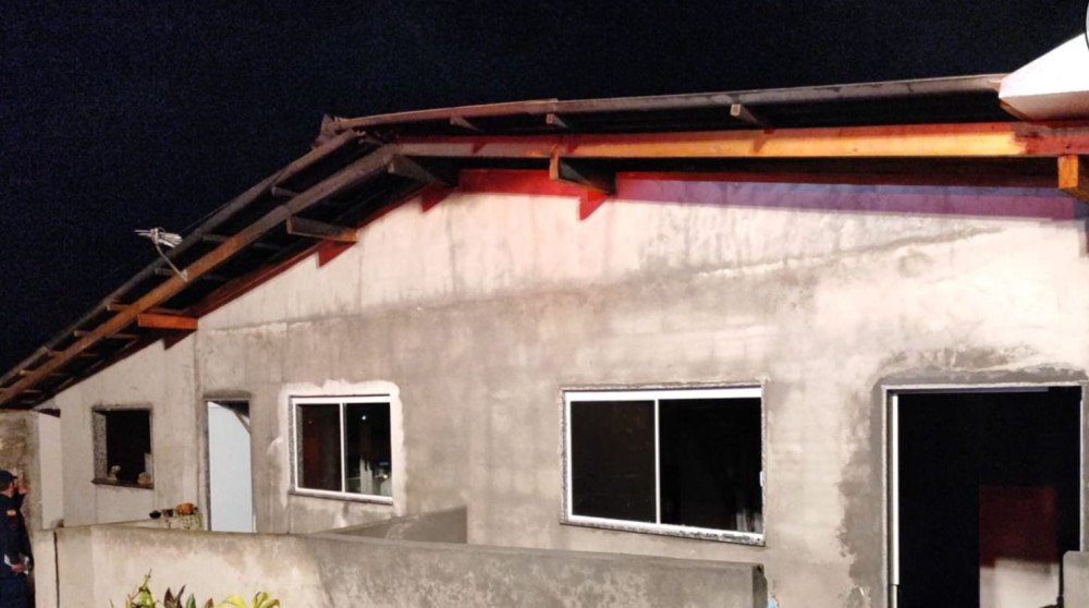 Incêndio destrói casa em Gaspar