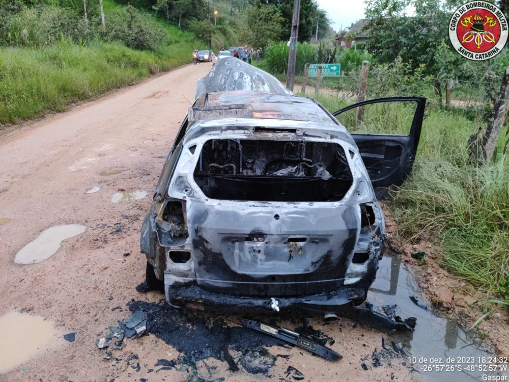 Veículo é destruído por incêndio em Gaspar