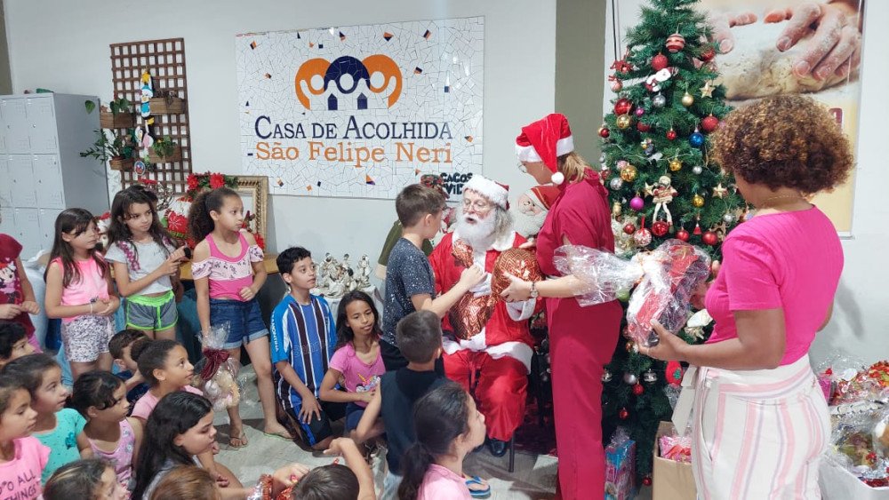 Crianças de Blumenau recebem livros e brinquedos em campanha de Natal