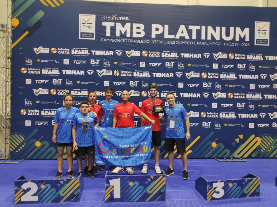 Paratletas de Blumenau conquistam 12 medalhas em competições de natação e tênis de mesa
