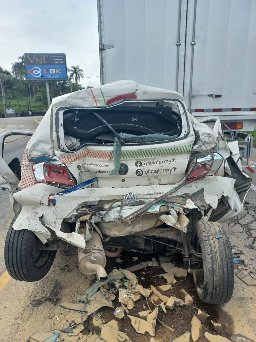 Motorista fica ferida e carro completamente destruído após ser prensado entre caminhões em Gaspar