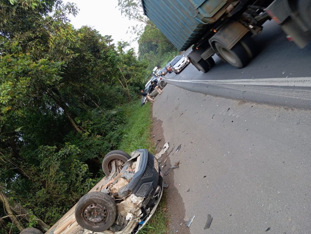 Acidente entre dois carros deixa um ferido na BR-470