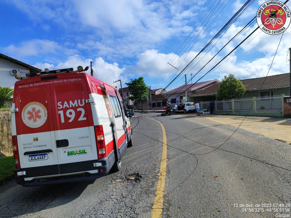 Motorista bate carro em poste e fica ferido em Gaspar
