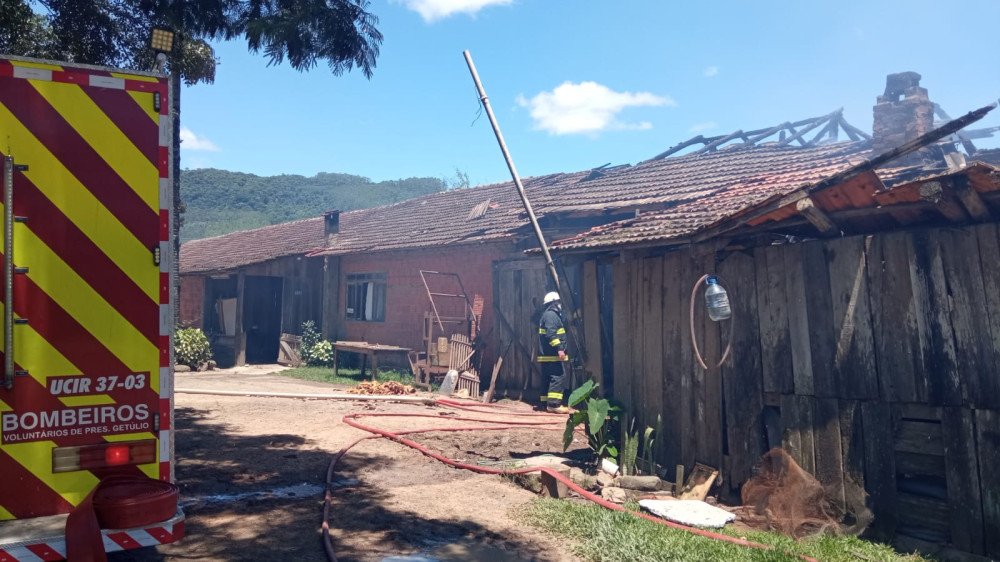 Vídeo: Incêndio em estufa de fumo causa prejuízo de R$ 300 mil em José Boiteux