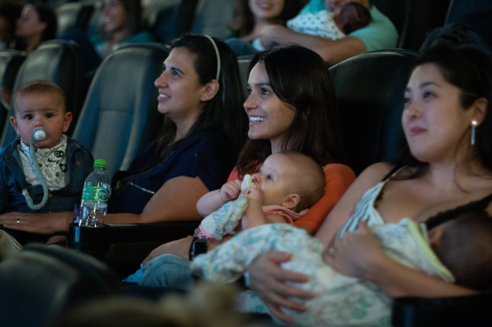 Sessão de cinema especial para mães e bebês acontece nesta quarta em Blumenau; veja os detalhes