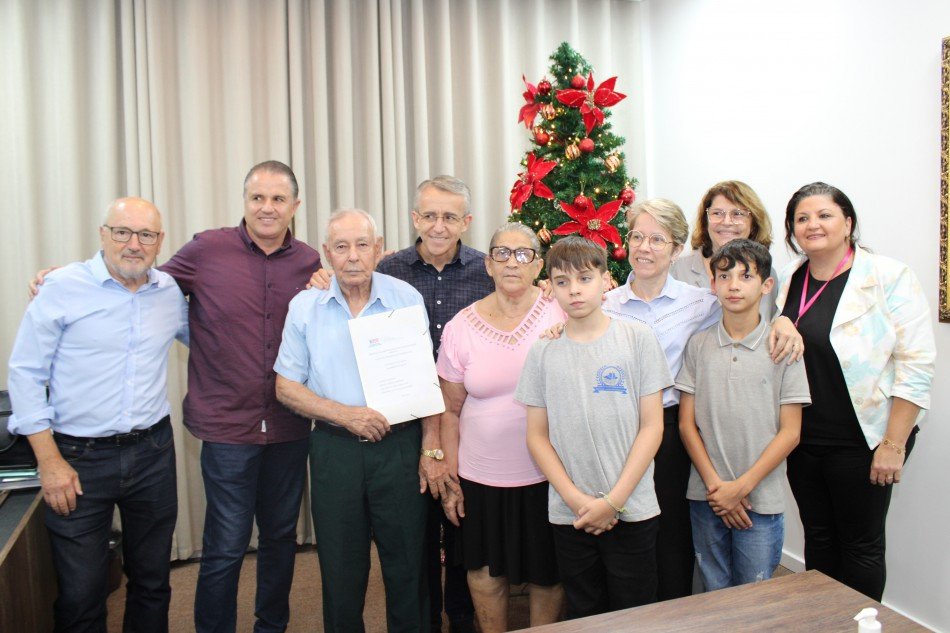Famílias de Blumenau recebem Termo de Quitação de Lotes, comprovando regularização das casas