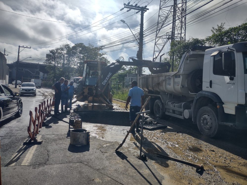 Manutenção em adutora na rua Pomerode afeta o trânsito em Blumenau