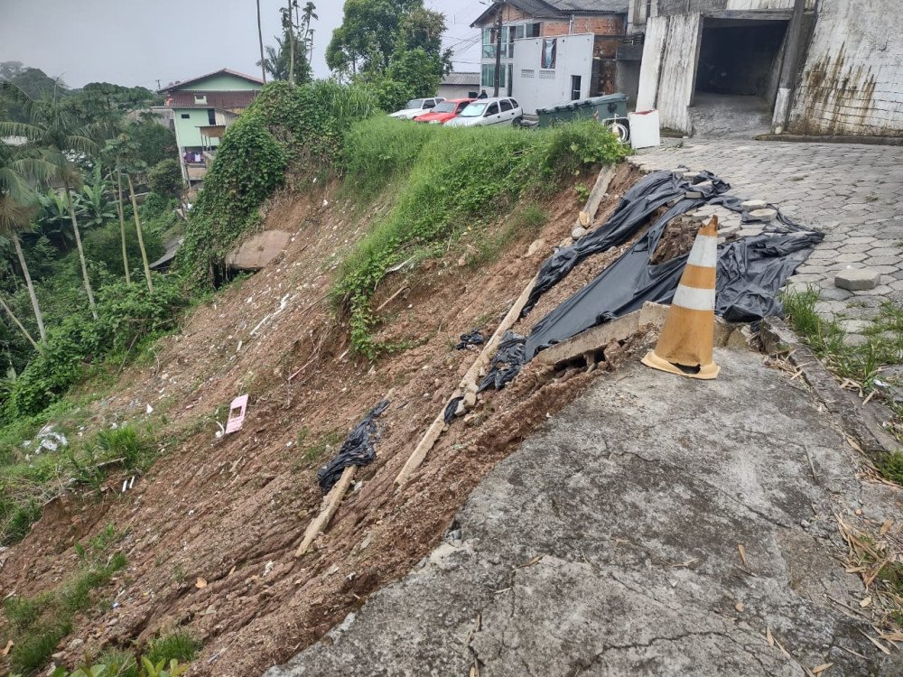 Deslizamento de terra na Ponta Aguda: moradores aguardam por solução