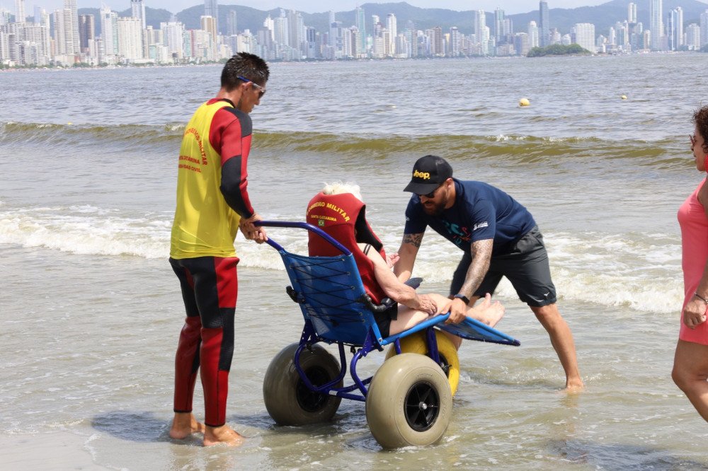 Projeto Praia Acessível inicia nesta sexta-feira em Balneário Camboriú