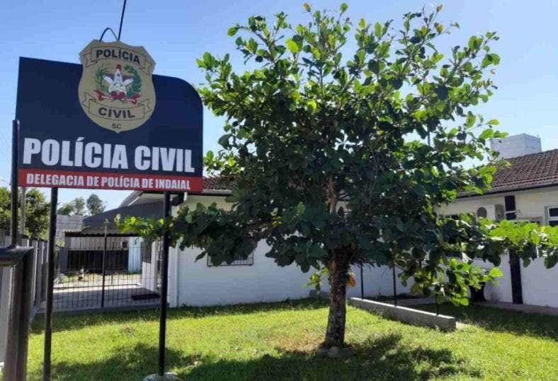 Homem é preso preventivamente suspeito de roubar celular em Indaial