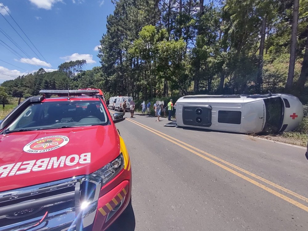 Fotos: Van de transporte de pacientes que levava 10 pessoas tomba no Alto Vale