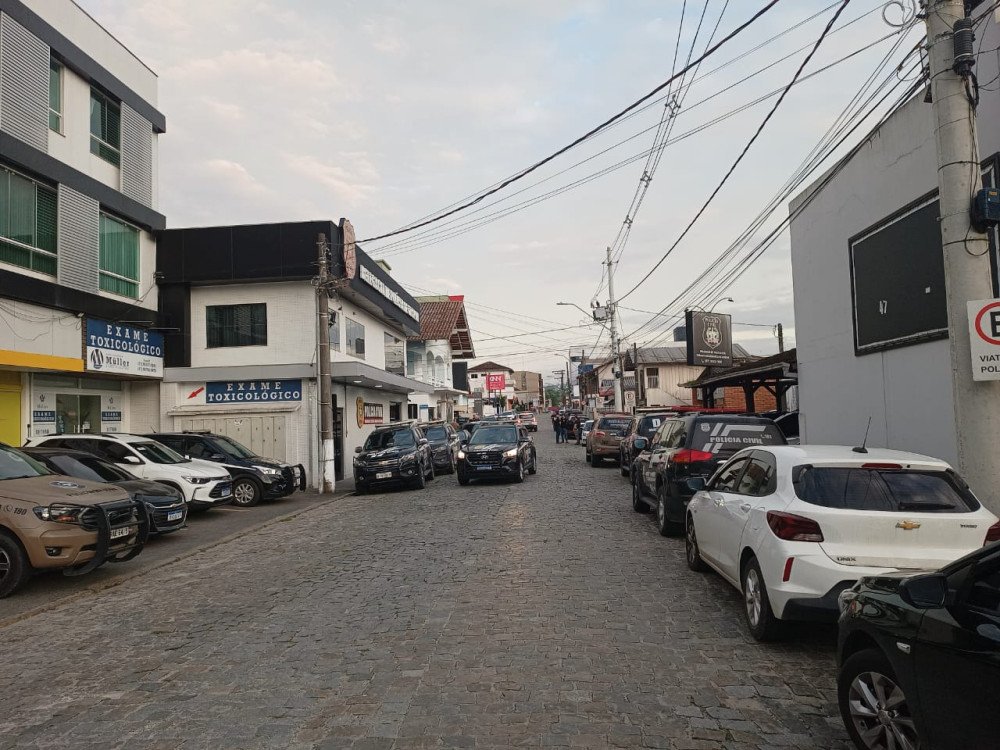 Polícia Civil faz operação contra envolvidos em triplo homicídio em Ilhota