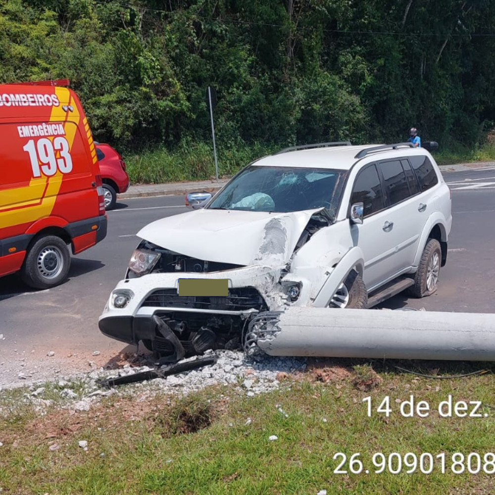 Motorista bate em poste na rua das Missões em Blumenau; por conta dos fios, motociclista também fica ferido