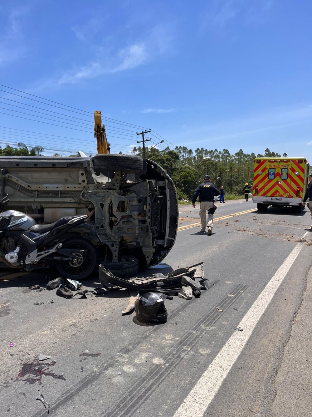 Condutor de moto é levado ao hospital em estado grave após acidente na BR-470, em Indaial