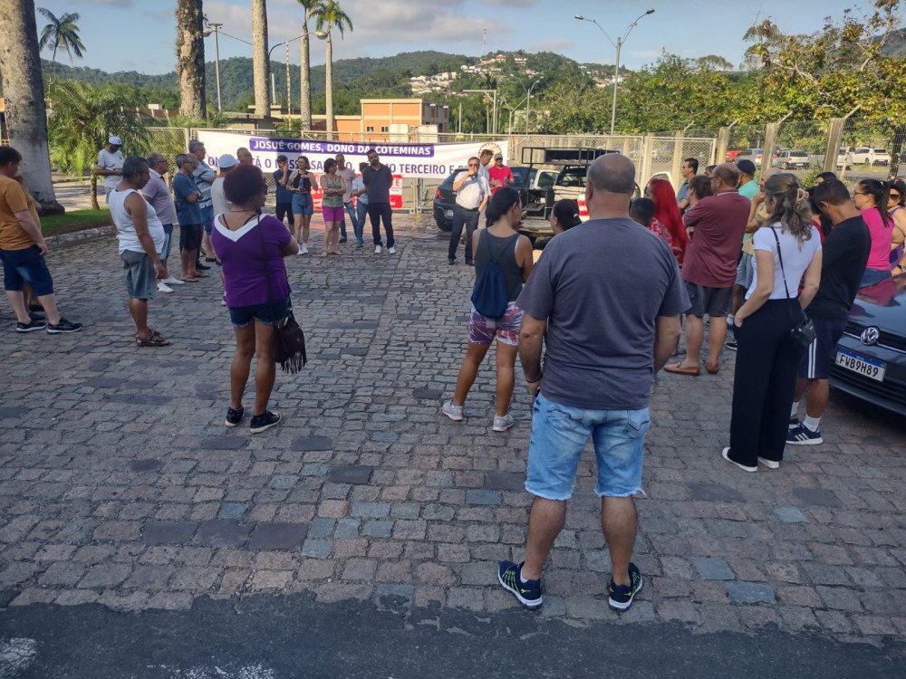 Trabalhadores da Coteminas em Blumenau protestam contra atrasos nos salários