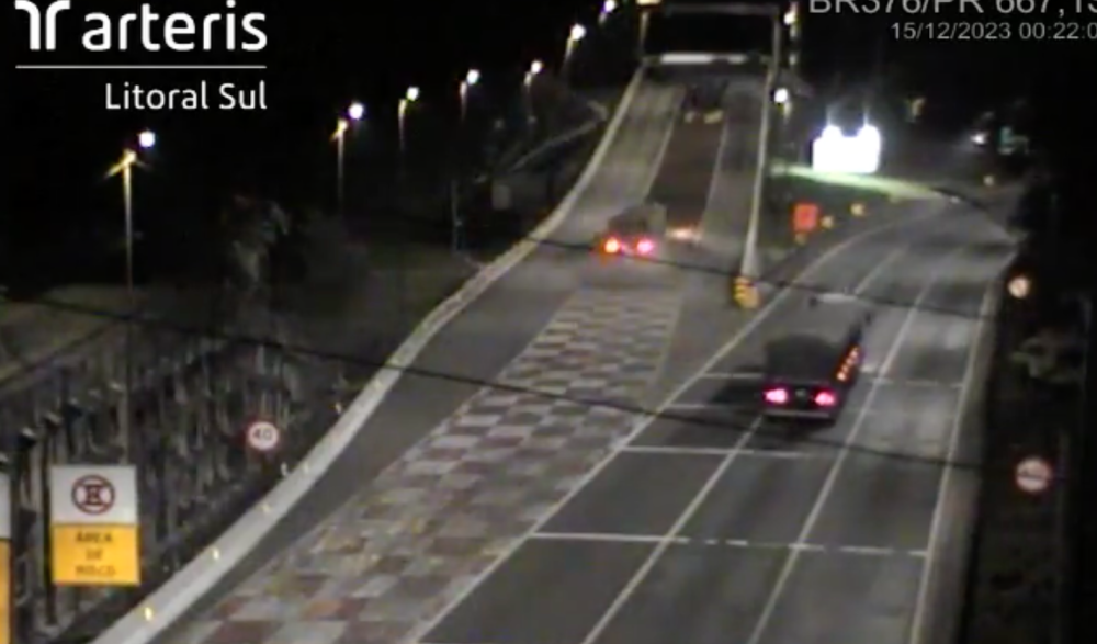 Carreta sem freios utiliza área de escape na BR-376 entre PR e SC