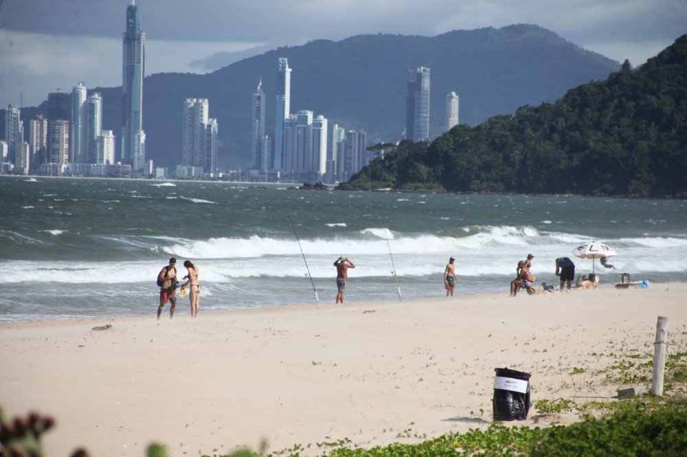 Verão: Estado reforça guarda-vidas, policiamento e amplia ações para garantir balneabilidade de praias