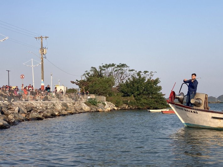 Sábado tem apresentação gratuita de violino no mar e ao pôr do sol em Navegantes
