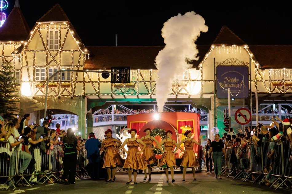 Penúltimo desfile do Natal em Blumenau acontece neste sábado