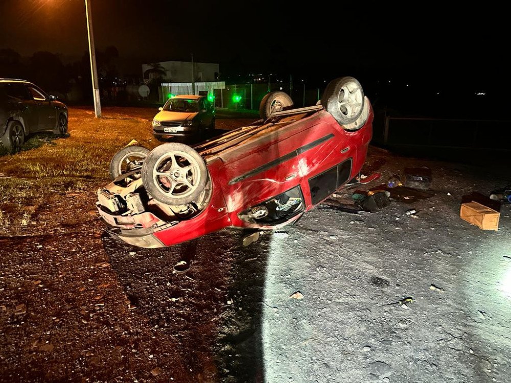 Passageiro tem corpo projetado para fora do veículo em acidente no Alto Vale