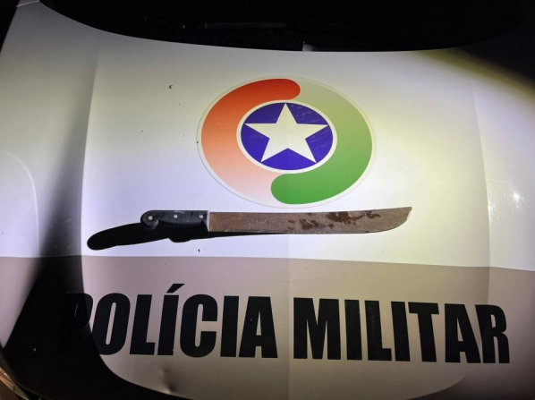 Homem ataca esposa com facão e canivete em Rio do Sul