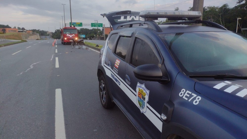 Condutor morre após perder controle da moto e bater contra canteiro central em Blumenau