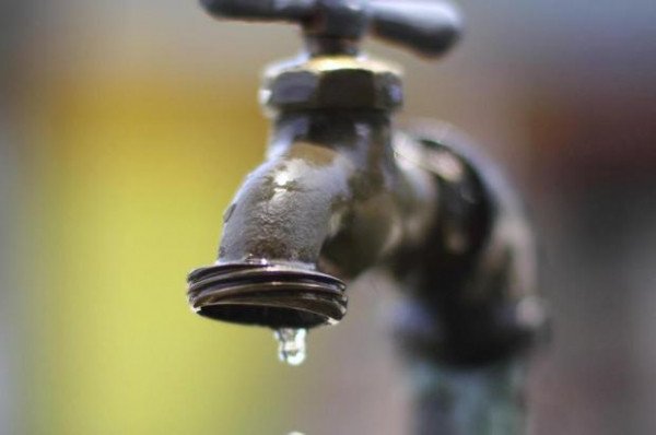 Moradores de Blumenau sofrem com falta de água em meio a calorão