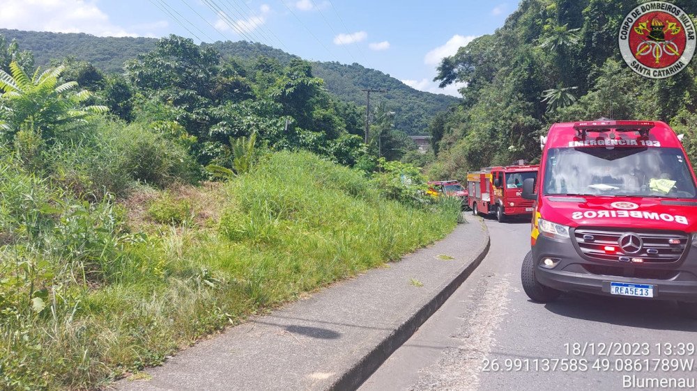 Carro perde controle e cai em ribanceira no Progresso em Blumenau