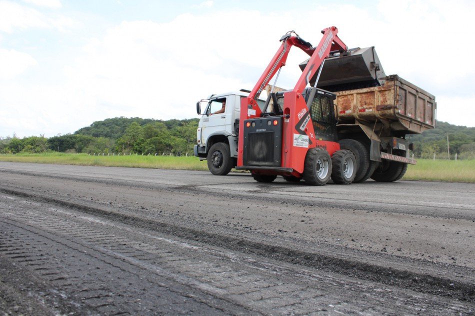 Pista do Aeroporto Regional de Blumenau passa por revitalização
